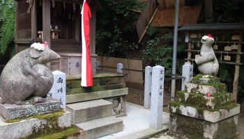 Mice statues outside Otoyo shrine