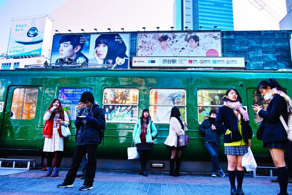 Two high school girls, single men, single women, are standing at a meeting point at Hachiko.